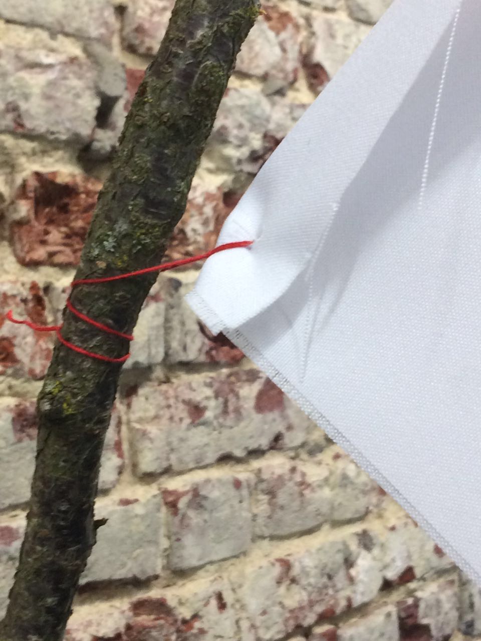 Tissu polyester Blanc, cerisier, fils rouge de Jérusalem, Bruxelles 2016